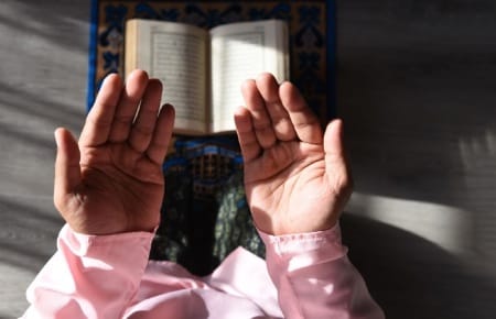 6574575677 - چگونه دعا می&zwnj;تواند عمل جراحی را آسان&zwnj;تر کند؟