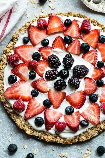 طرز تهیه پیتزای میوه‌ای گرانولا؛ صبحانه سالم و خوشمزه