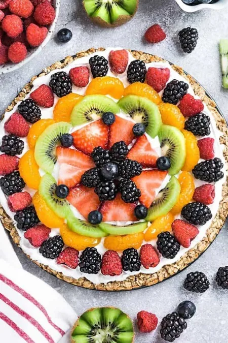طرز تهیه پیتزای میوه‌ای گرانولا؛ صبحانه سالم و خوشمزه